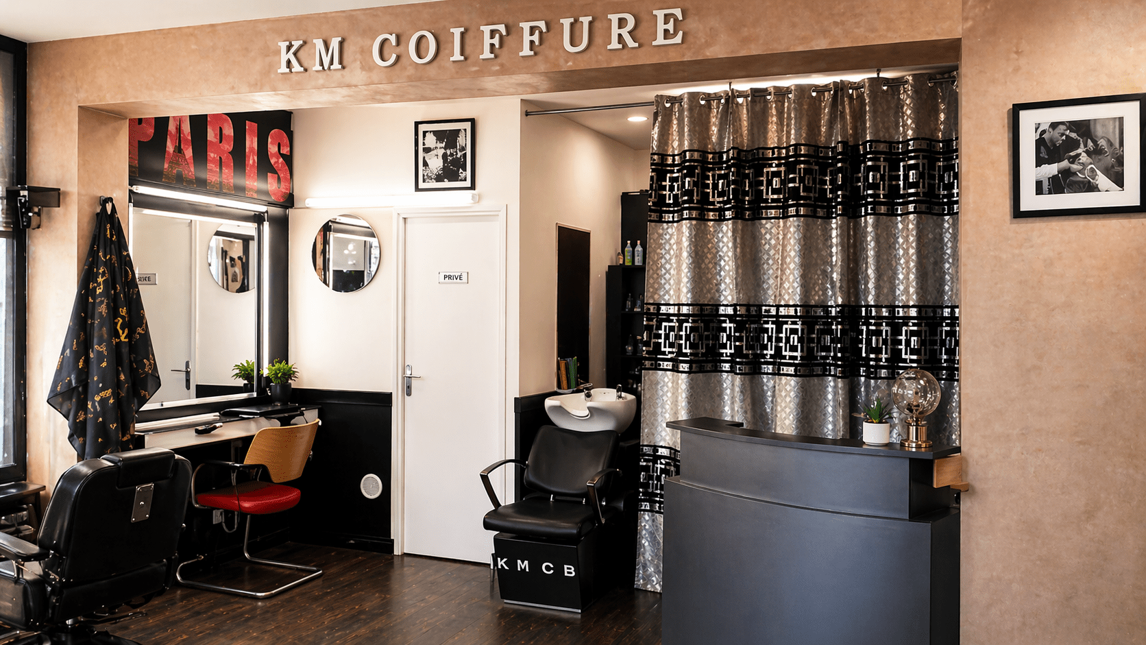 Intérieur du salon KM Coiffure Barbier à Vitry-sur-Seine, spécialisé en coupe homme et entretien de barbe