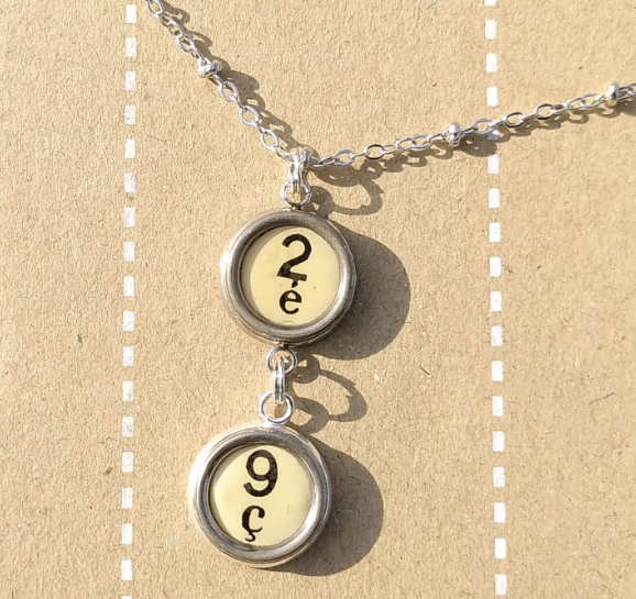 Collier artisanal personnalisé avec éléments recyclés et design original.