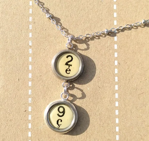 Collier artisanal personnalisé avec chiffres recyclés transformés en bijou original à Ivry-sur-Seine