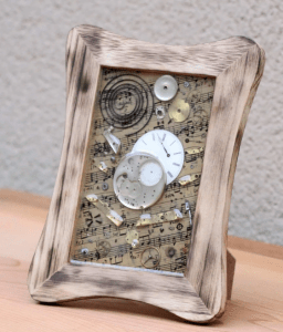Cadre décoratif steampunk avec mécanisme de montre et éléments recyclés transformés en bijou artistique à Ivry-sur-Seine