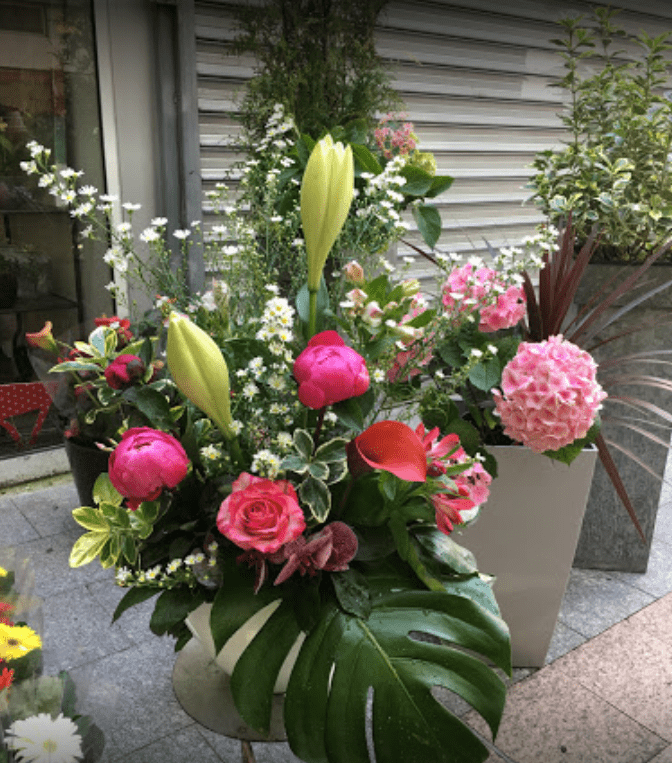 Composition florale extérieure avec fleurs variées réalisée par un fleuriste à Ivry-sur-Seine