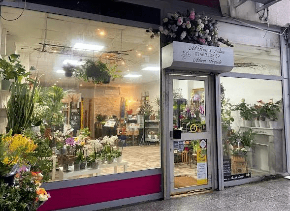 Vitrine d’un fleuriste à Ivry-sur-Seine avec bouquets et plantes – Art Fleur et Nature
