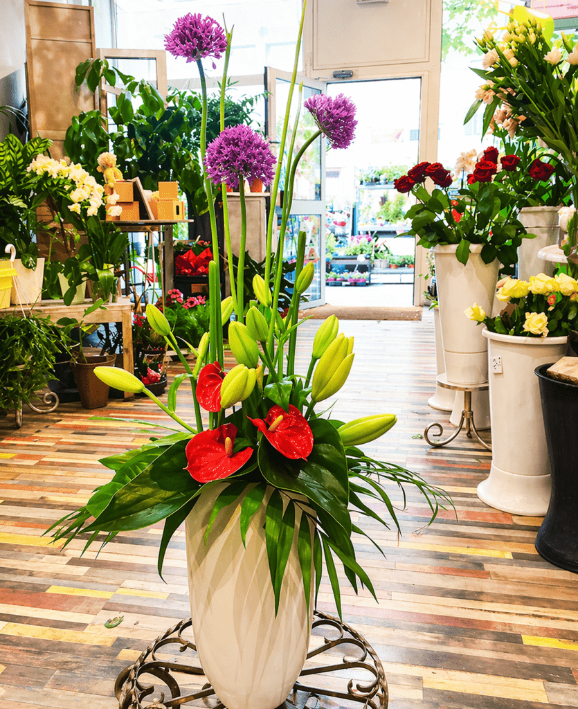 Intérieur lumineux d’un fleuriste à Ivry-sur-Seine avec compositions florales et fleurs fraîches