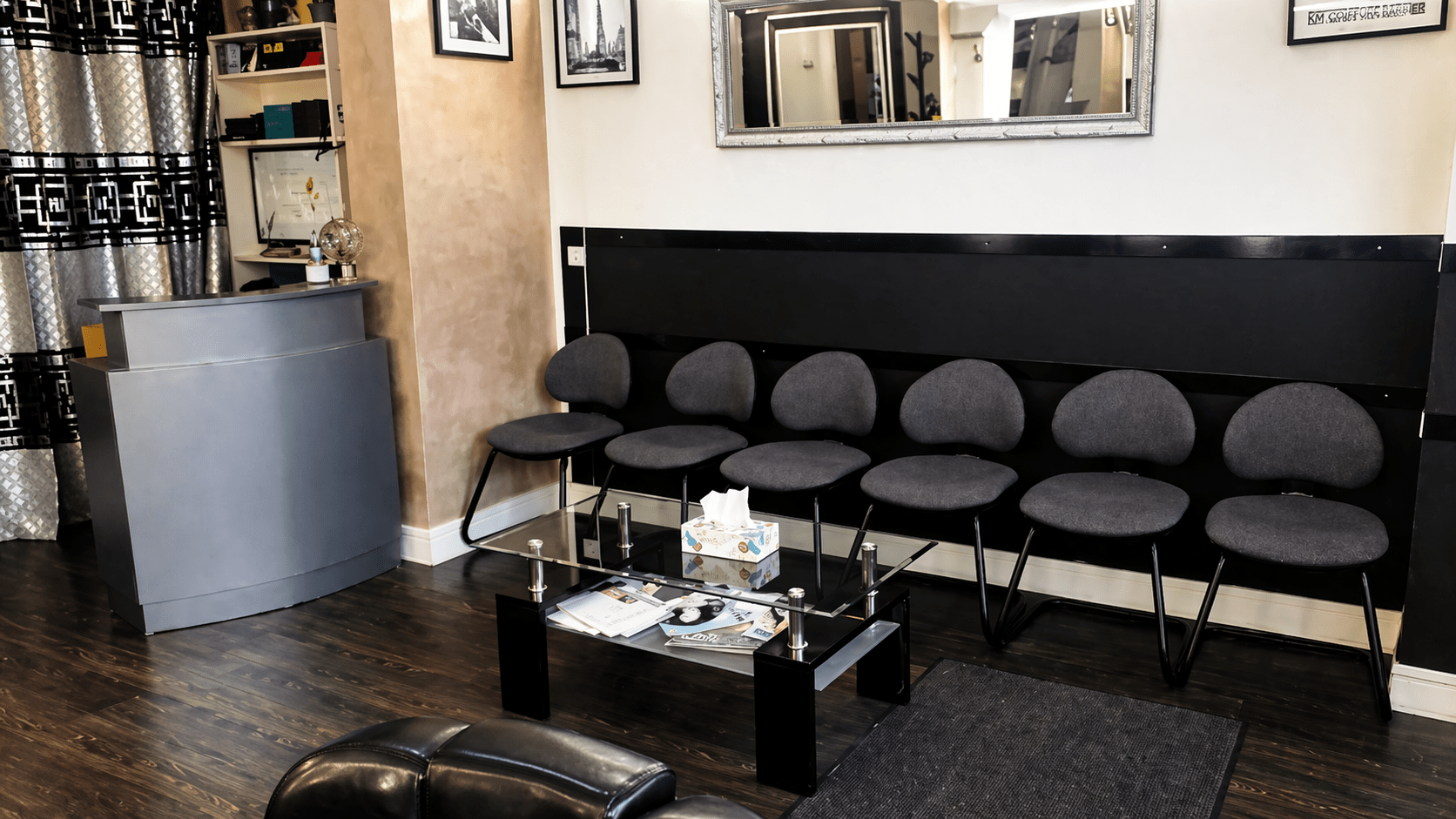 Espace d’accueil et salle d’attente du salon KM Coiffure Barbier à Vitry-sur-Seine, cadre moderne et confortable