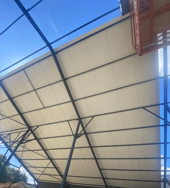 Structure de toiture métallique avec couverture en cours de pose sur un chantier à Ivry-sur-Seine 94200