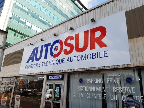 Façade du centre AUTOSUR Contrôle Technique Automobile à Ivry-sur-Seine dans le Val-de-Marne.