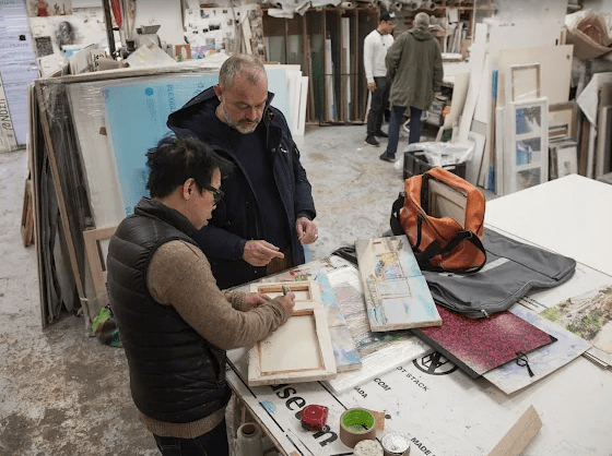 Atelier Phuong à Ivry-sur-Seine réalisant un encadrement sur-mesure pour œuvres artistiques et tableaux.