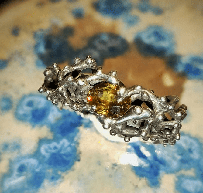 Bague artisanale en métal précieux avec pierre sertie réalisée par Wit Joaillerie à Vitry-sur-Seine