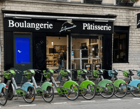 Vitrine de la Boulangerie La Gourmandise à Ivry-sur-Seine avec espace boulangerie pâtisserie et vélos en stationnement devant le commerce