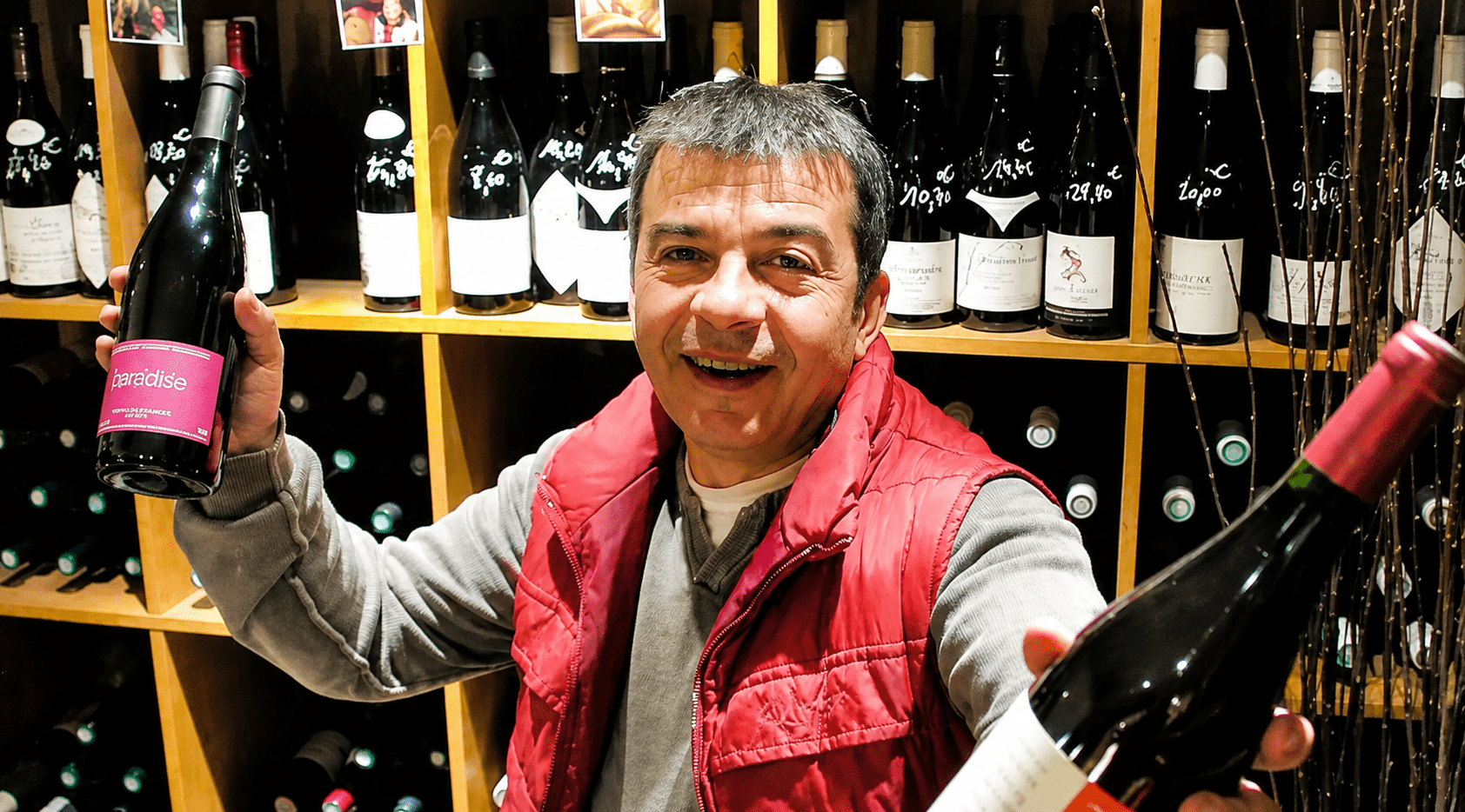 Paco Mora accueille les amateurs de vins dans la Cave d'Ivry, caviste incontournable à Ivry-sur-Seine.