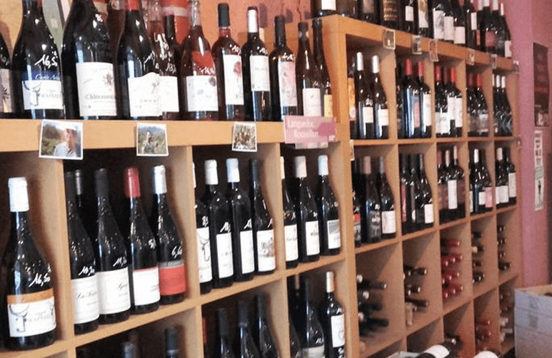 Sélection de bouteilles de vins dans les rayonnages de la Cave d'Ivry, caviste indépendant à Ivry-sur-Seine.