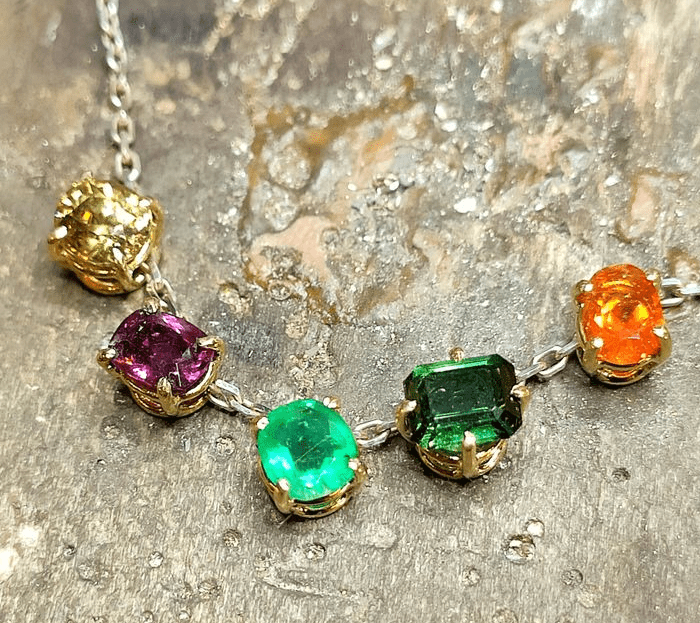 Collier artisanal avec pierres précieuses colorées créé par Wit Joaillerie à Vitry-sur-Seine