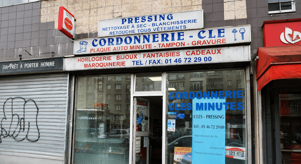 Façade panoramique d’Eric Cordonnerie à Vitry-sur-Seine avec services de cordonnerie, pressing et reproduction de clés