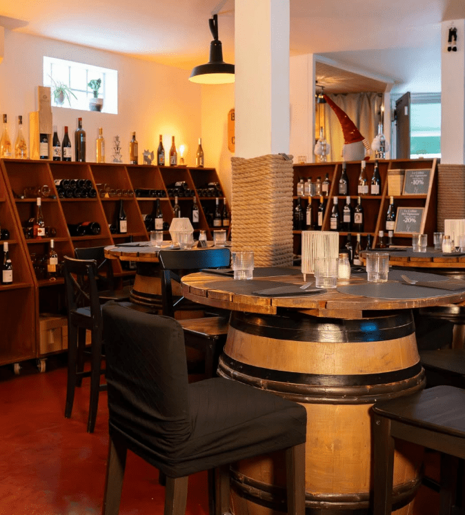 Salle de dégustation et espace bistronomique du Cellier Groupe Pianeta à Vitry-sur-Seine avec cave à vins et tables conviviales.
