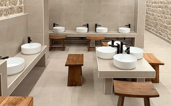 Espace détente avec vasques et bancs en bois dans le hammam Les Spas du Parc à Ivry-sur-Seine