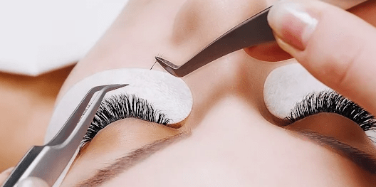 Pose d’extensions de cils réalisée dans un institut de beauté à Vitry-sur-Seine
