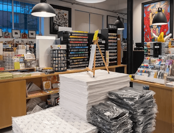 Intérieur du magasin Atelier Phuong à Ivry-sur-Seine avec matériel de beaux-arts, peintures, feutres et fournitures artistiques.