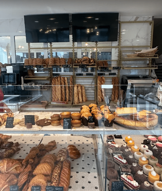 Intérieur de la Boulangerie La Gourmandise à Ivry-sur-Seine avec pains artisanaux, baguettes, viennoiseries et pâtisseries maison en vitrine