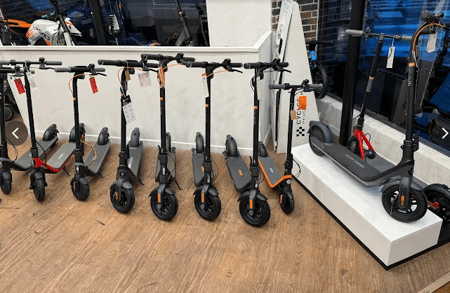 Trottinettes électriques exposées dans le magasin Le Vélandais à Ivry-sur-Seine