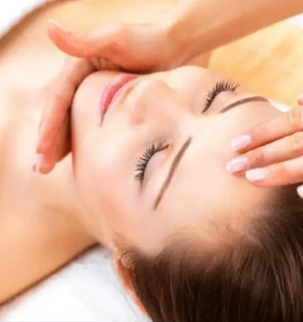 Soin du visage relaxant réalisé dans l’institut La Bichonnerie à Ivry-sur-Seine