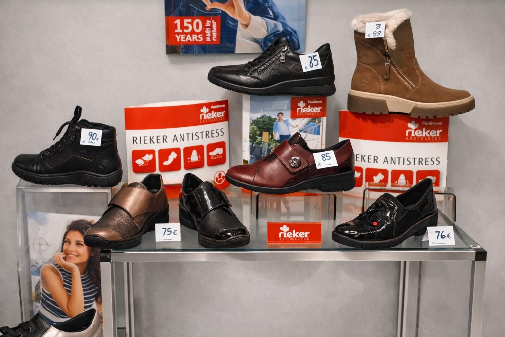 Chaussures Rieker Antistress exposées en vitrine — modèles confortables pour femme et homme, cuir et semelle souple.