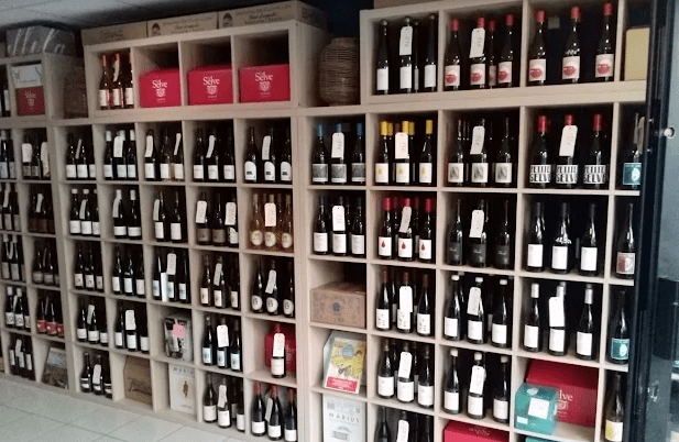 Rayonnages de bouteilles de vins bio et vins de vignerons indépendants chez Verre Blanc Rouge à Vitry-sur-Seine.