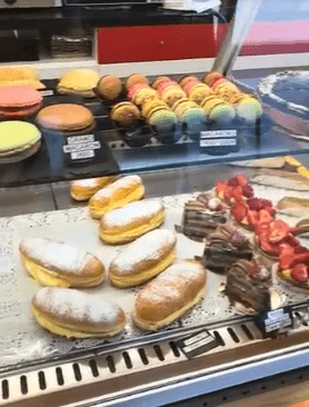 Vitrine de pâtisseries artisanales et macarons à la Boulangerie Pâtisserie F à Ivry-sur-Seine