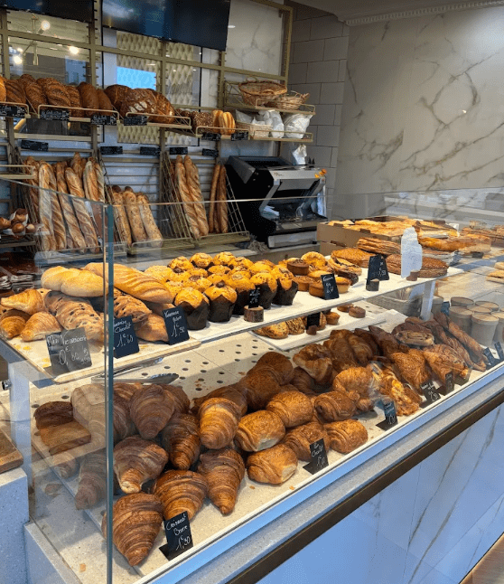 Vitrine de viennoiseries et pains artisanaux à la Boulangerie La Gourmandise à Ivry-sur-Seine