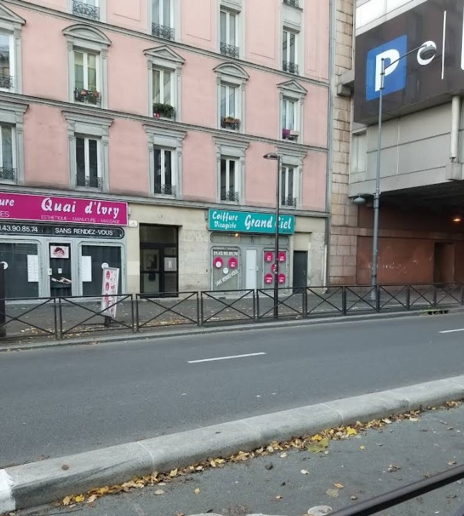 vue de face de .Coiffeur grand ciel chez abdel