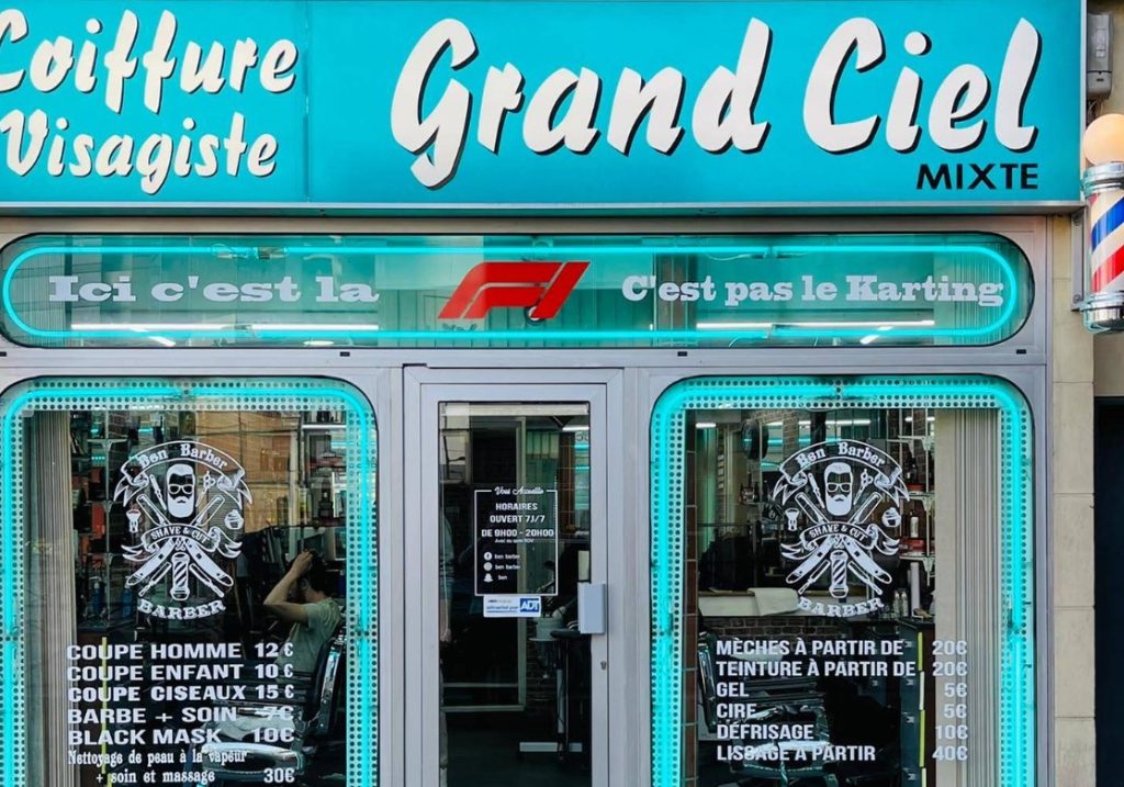 vue de face de Coiffeur grand ciel chez abdel